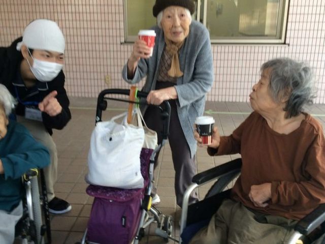 笑顔で対話するスタッフ 中庭 スタッフ間の明るいコミュニケーションが、職場の雰囲気を温かくしています。