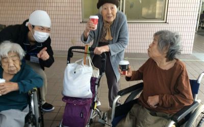 笑顔で対話するスタッフ