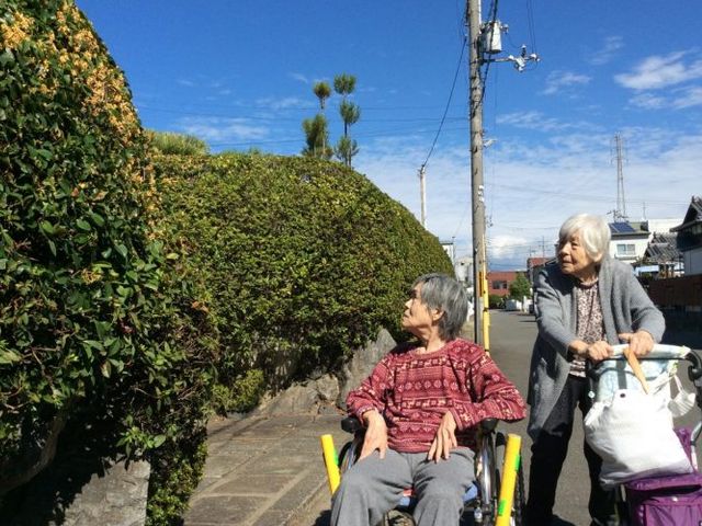 利用者サポート風景 外観 利用者様のお散歩支援など、温かいケアを提供するスタッフを求めています。
