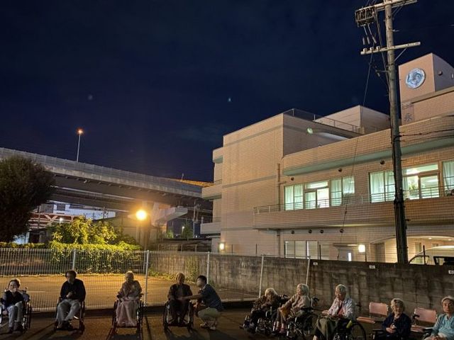 夜勤スタッフの募集 居室 夜の帳が下りた静かなひと時、居住者と共に過ごす夜勤スタッフを募集しています。安心の夜を支えませんか？