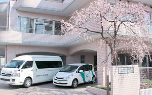 桜が咲く施設のエントランス