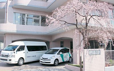 桜が咲く施設のエントランス
