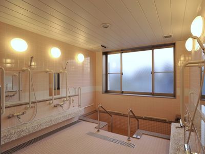 手すり付き清潔な浴室