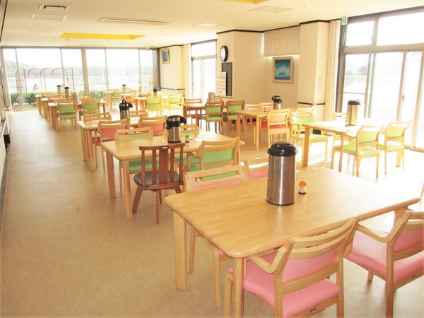 明るい食堂の風景