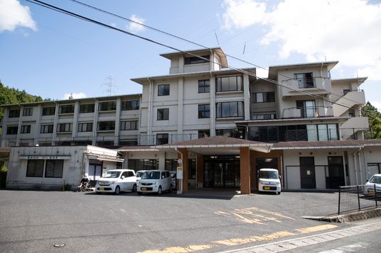 広々とした建物外観