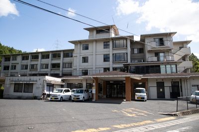 広々とした建物外観