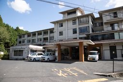 施設外観の明るい日差し