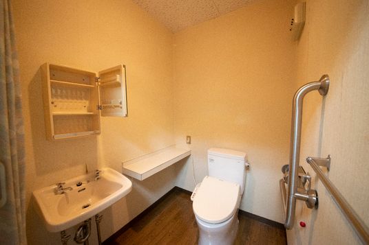 トイレ設備と手すり