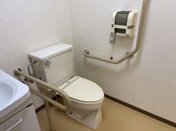 手すり付き清潔なトイレ