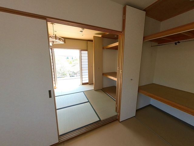 居室の清潔な空間 居室 広々とした居室は、明るい日差しが差し込み、ゆったりと過ごせる環境が整っています。