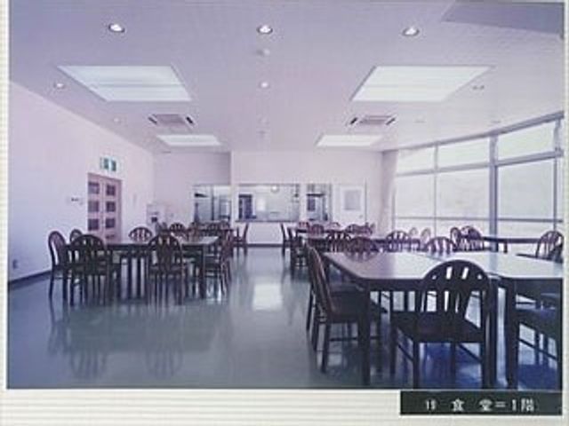 明るい食堂 食堂   大きな窓から光が入る、ゆったりとした食堂です。テーブル席が多く、食事や会話の場として使いやすそうです。