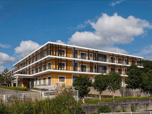 明るい外観の建物