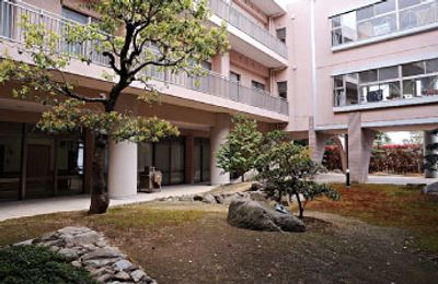 木が配された中庭