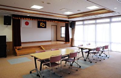 大きな窓の多目的室
