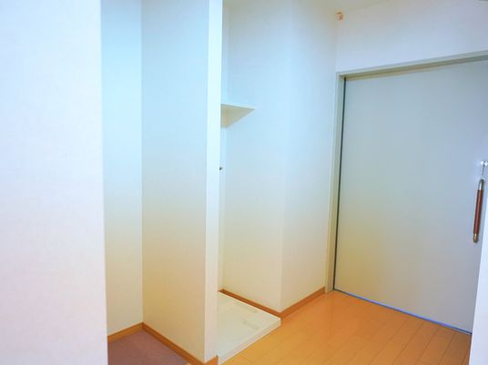 明るい居室の入口