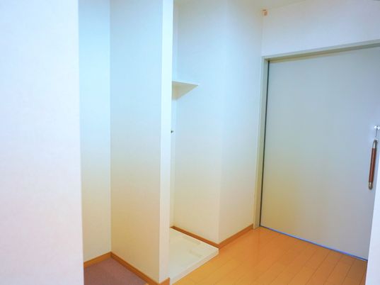 明るい居室の入口