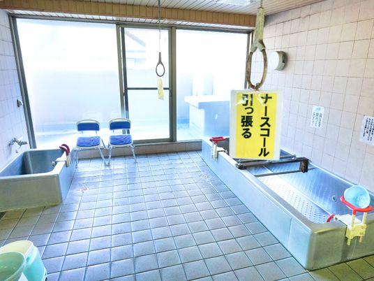 明るい浴室の一角