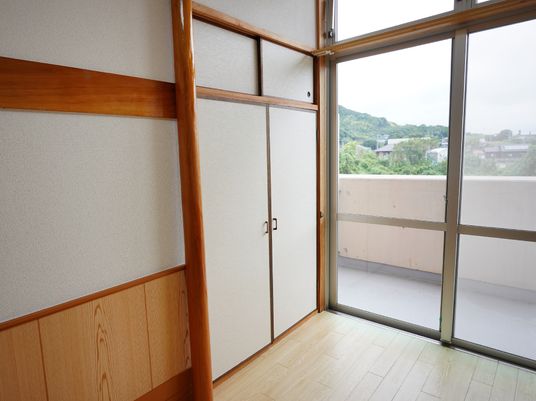 明るい室内とバルコニーの景色