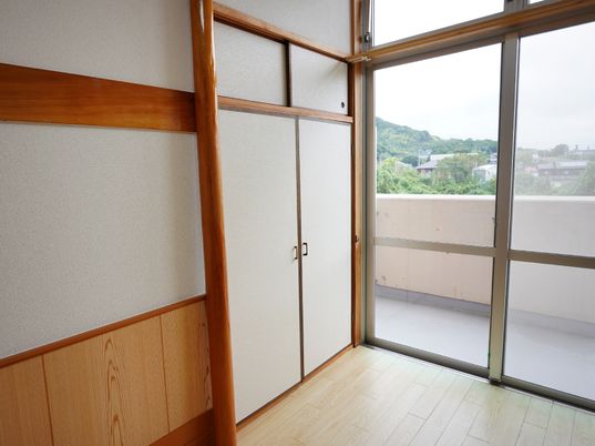 明るい室内とバルコニーの景色
