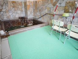 石造りの広々浴室