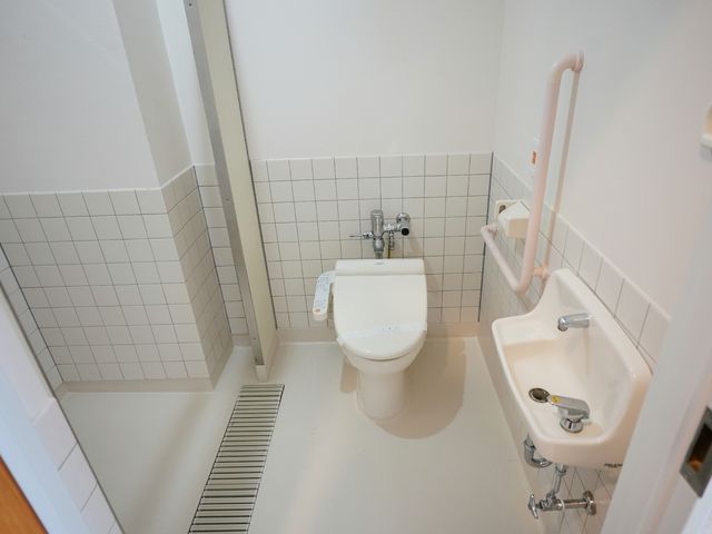 バリアフリー対応のトイレ トイレ 手すり付きで広々とした安心設計のトイレです。ご利用者様の快適さを考慮し、日々の生活をサポートします。