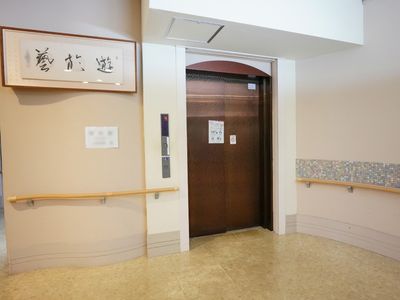 手すり付きのエレベーター前
