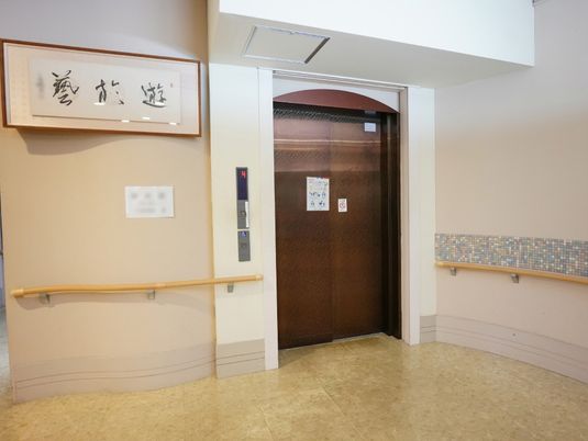 手すり付きのエレベーター前