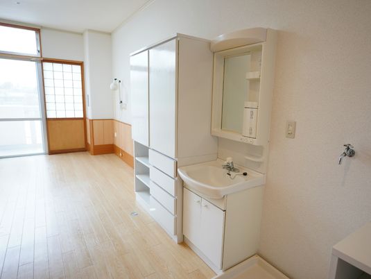 清潔な居室の洗面台