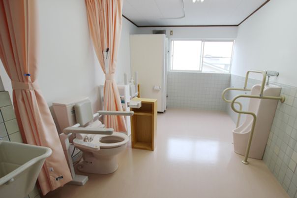 広々とした介護用浴室