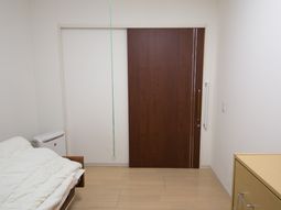 居室のベッドとドア