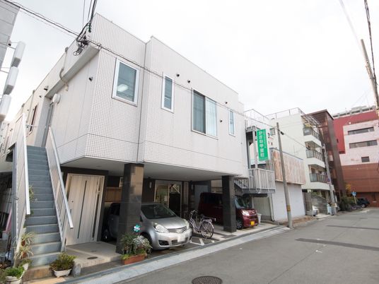 白い外壁の建物エントランス
