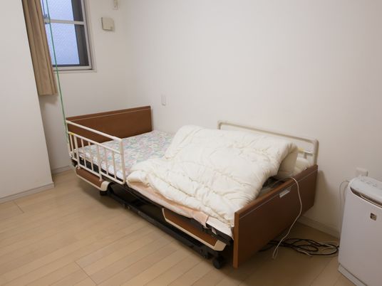 シンプルなケアベッドの居室