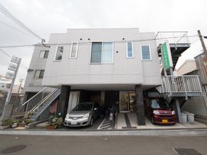 白い建物のエントランス