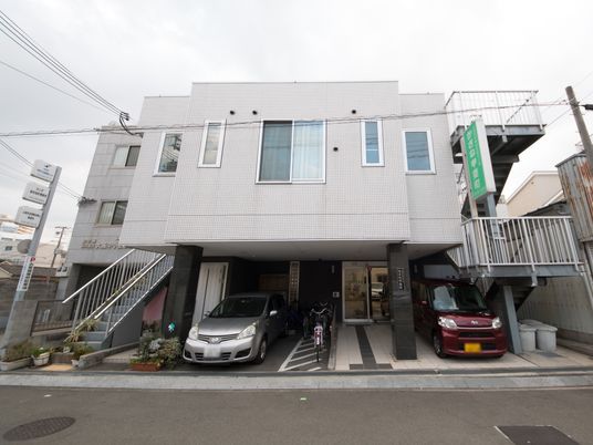 白い建物のエントランス
