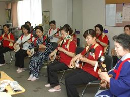 和楽器を演奏する人々