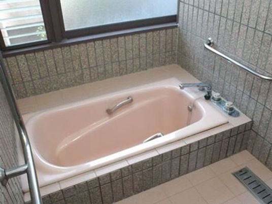 手すり付き快適な浴室