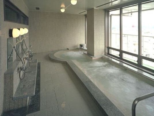 明るい広々とした浴室