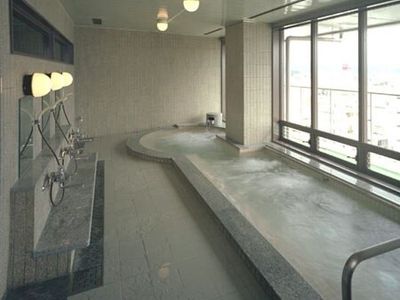 明るい広々とした浴室
