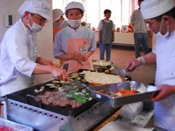 スタッフが料理をしている風景