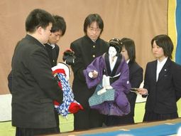 和風人形と人々
