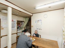 食事を共にする人々