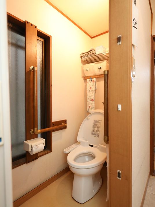 手すり付きの清潔なトイレ