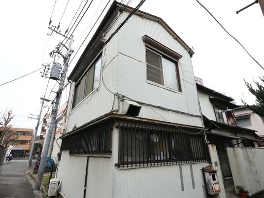 街中の角地の建物
