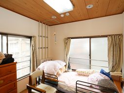 居室のベッドと窓