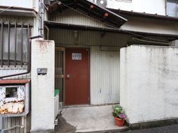 シンプルな施設の入口