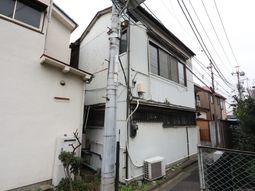 古びた建物の外観