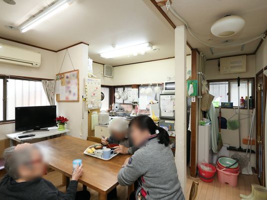 居室での食事風景