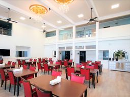 広々としたダイニングルーム