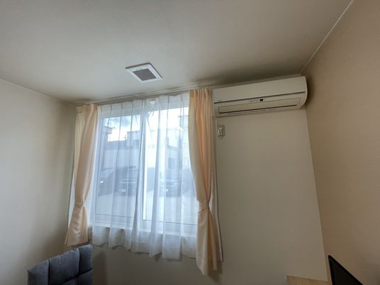 エアコン付きの洋室