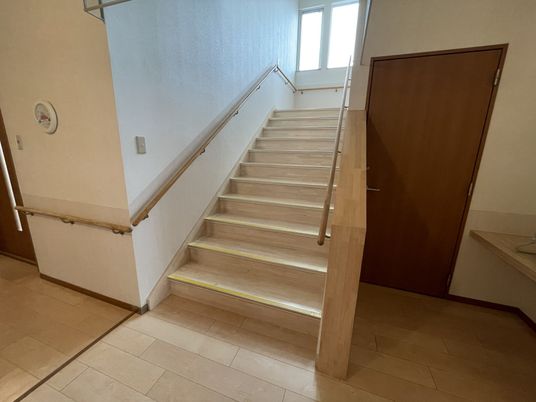 広々とした明るい階段